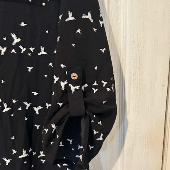 NWOT Temped Hearts Black & White Top With Mid Length Tabbed Sleeves - Picture 4 of 5